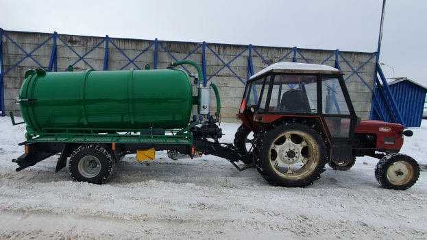 Traktor mit Güllefassanhänger beim Transport