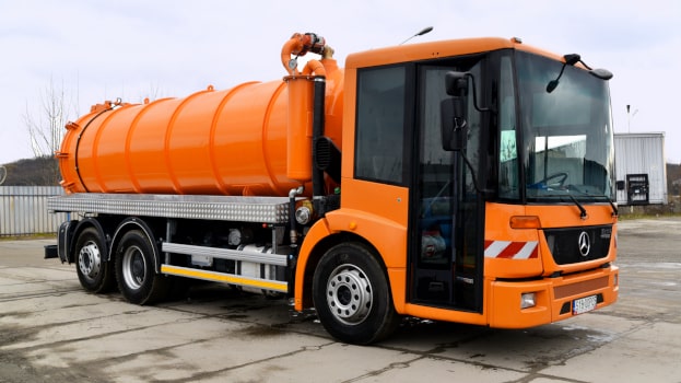 Zabudowa asenizacyjna Dumas na podwoziu Mercedes